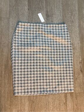 NEW YORK & COMPANY WHITE/SILVER SKIRT SIZE 10